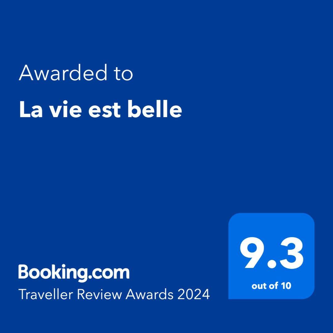 La Vie Est Belle Apartment Bukares Bagian luar foto